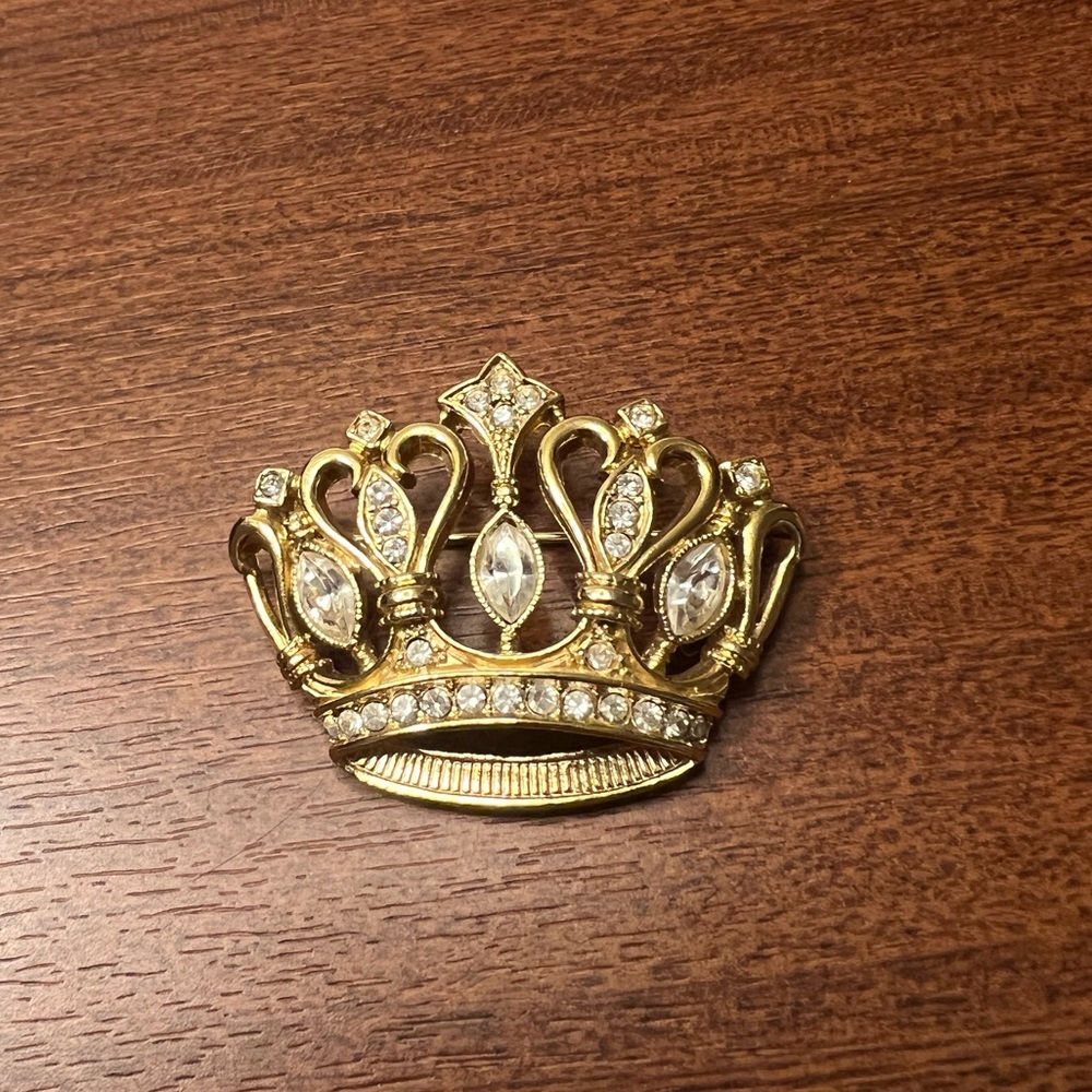 Vintage Kenneth J Lane KJL for Avon crown Rhinestone brooch pin.